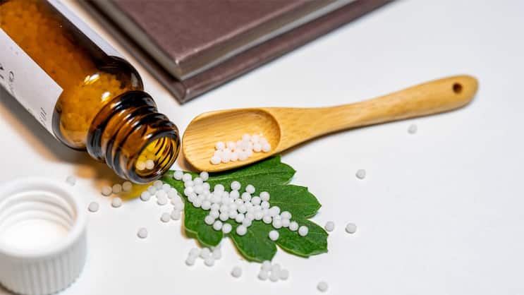 Die obligatorische Krankenpflegeversicherung übernimmt die Kosten für Homöopathie weiter.