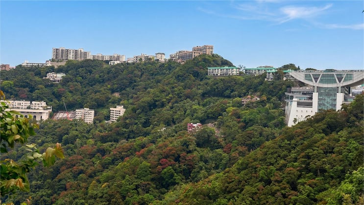 Hongkong Island ist aufgrund des steilen Geländes, der dichten Bebauung und der intensiven Niederschläge einem der höchsten urbanen Hangrutschrisiken in der Region ausgesetzt.