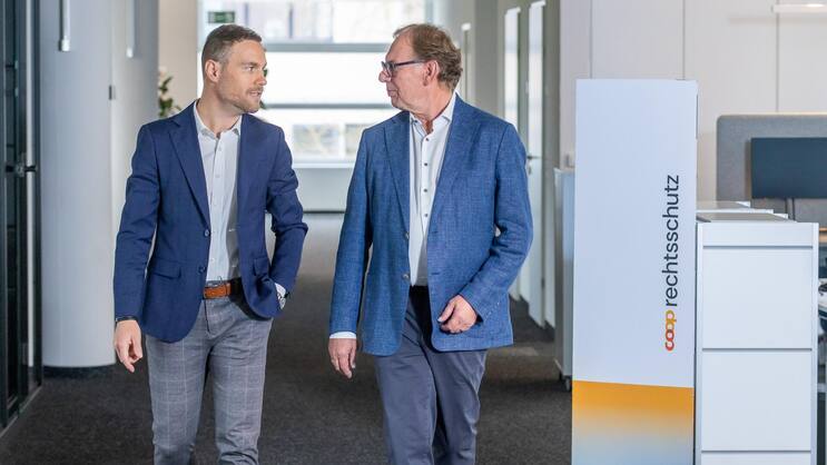 Thomas Geitlinger (rechts) übergibt nach über 40 Jahren bei Coop Rechtsschutz AG die Leitung Kunden- und Produktmanagemen an seinen Nachfolger Michael Kohler (links).