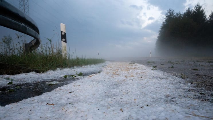 Schwere Gewitter waren im ersten Halbjahr Haupttreiber aller versicherten Schäden: Regen, Sturm und Hagel im bayerischen Unterallgäu im Juni 2026. 