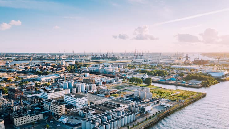 Investitionen in Infrastrukturanlagen wie am Hamburger Hafen setzen technisches Know-how voraus.