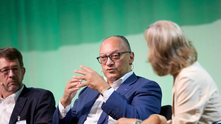 Rief den 1. Schweizer Resilienz-Tag ins Leben: Andreas Berger, CEO Swiss Re (Bildmitte).