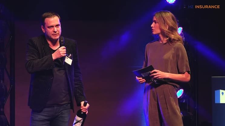 Sylwina Spiess gratuliert Inait-CEO Richard Frey am 25. Swiss Insurance Innovation Award zum ersten Platz.