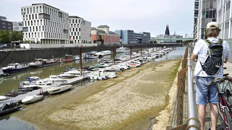 Der Rhein ist in Köln so niedrig wie noch nie. In der Nacht zu Sonntag fiel der Pegel auf nur 45 Zentimeter und damit deutlich unter den bisherigen Tiefststand. Für die Schifffahrt wird das zunehmend zum Problem.