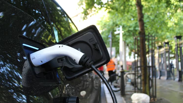Die Häufigkeit und die Höhe der Schäden von Elektroautos und Verbrennern gleichen sich immer mehr an.