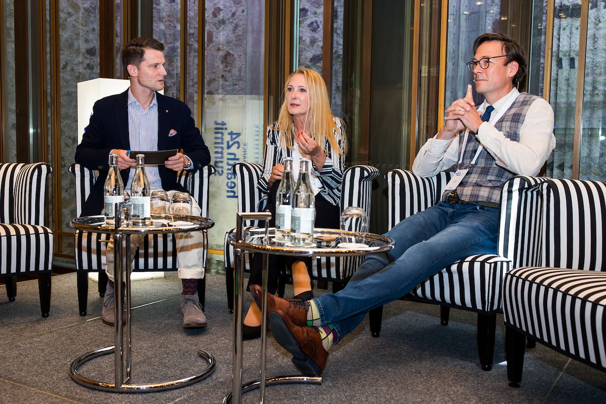 Fabian Unteregger im Gespräch mit Sabine Bruckner, Country Manager Pfizer Switzerland, und Jürg Streuli, Institutsleiter bei der Stiftung Dialog Ethik.