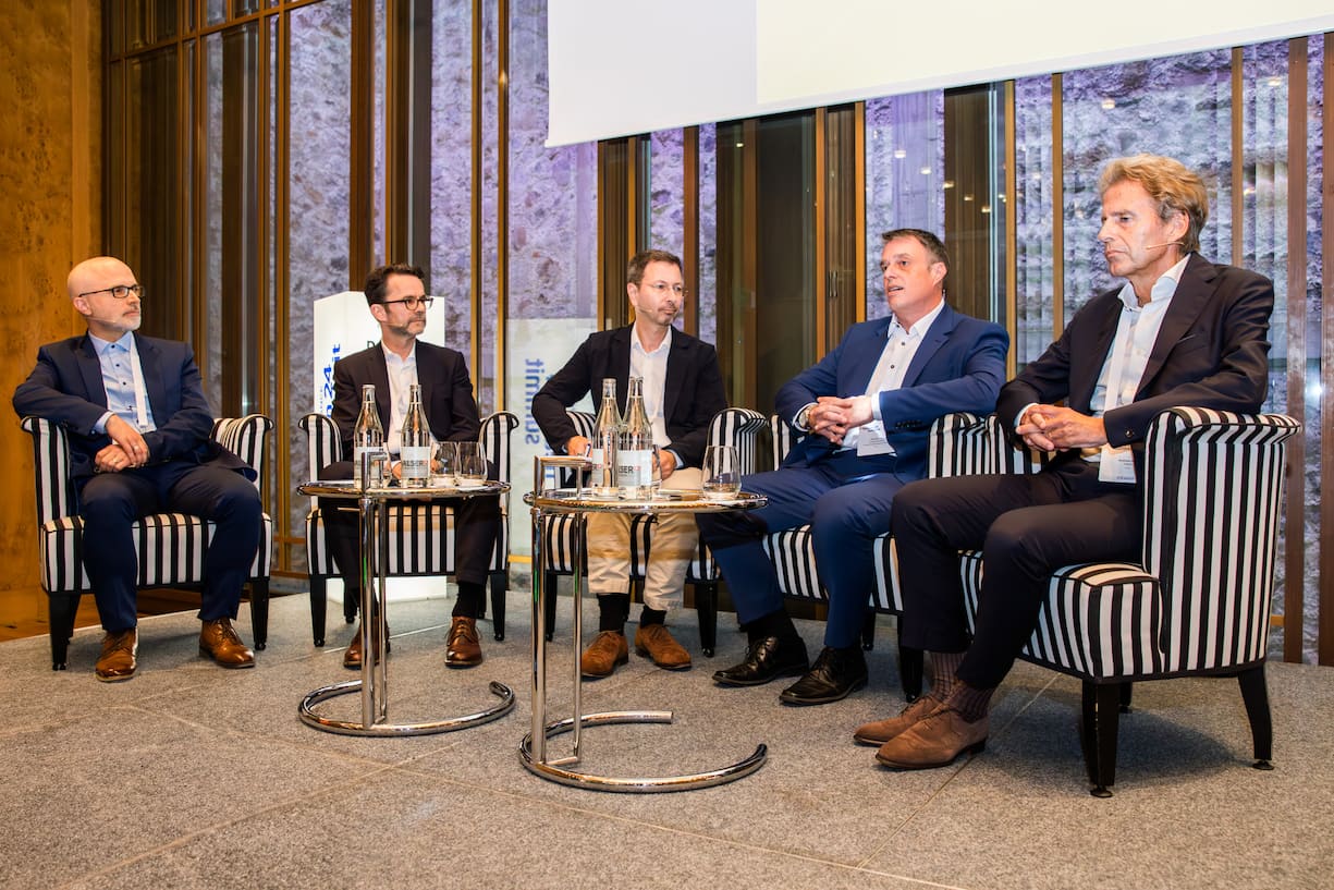 Krankenzusatzversicherungen im Fokus von Matthias Schenker, Leiter Kranken- und Unfallversicherung beim SVV, Guido Schommer, Geneeralsekretär Ospita, Moderator Andrea Hohendahl, Redaktor HZ Insurance, Thomas Fux, Leiter Kranken- und Unfallversicherungen bei der Finma und Andreas Roos, Senior Consultant bei FMCH (v.l.n.r.).