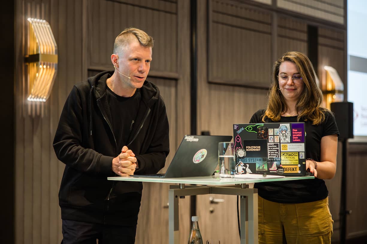 Linus Neumann und Yvette Muszynski von Security Research Labs.