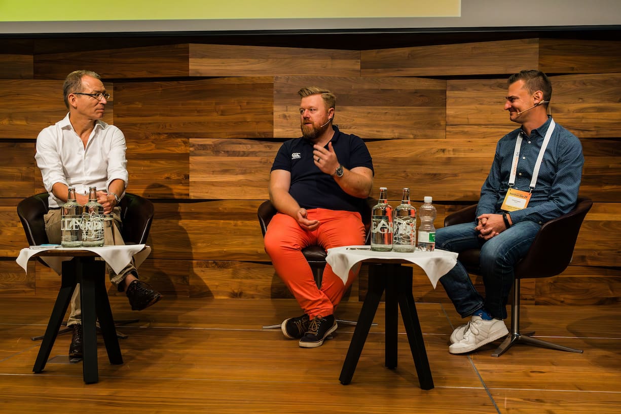 Moderator Matthias Niklowitz im Gespräch mit Oliver Oliver Werneyer  und Patrick Eugster (v.l.n.r.).