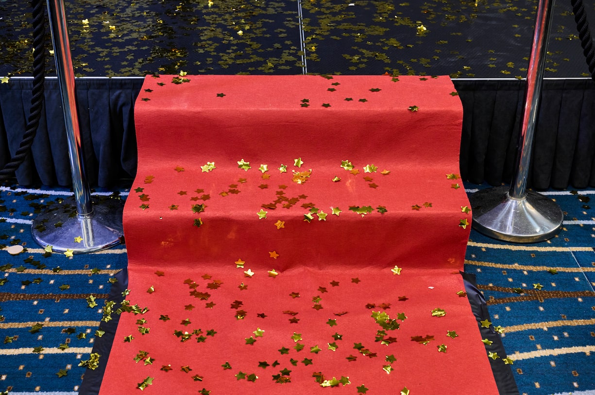 Roter Teppich mit goldenen Sternen