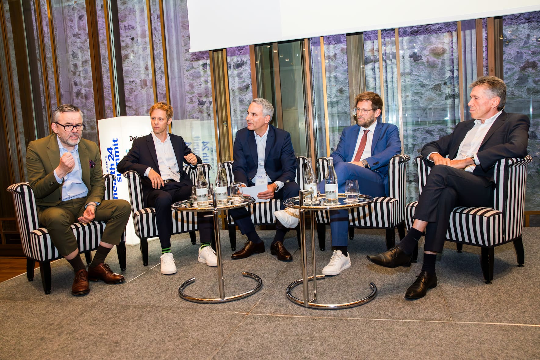KPT-Chef Thomas Harnischberg diskutiert mit Jan Vontobel, Chefarzt Kardiologie der Hochgebirgsklinik Davos, Moderator Michael Willer, Geschäftsführer MW Bridge GmbH, Thomas Christen vom Bundesamt für Gesundheit und Felix Schneuwly, Leiter Public Affairs bei Comparis.