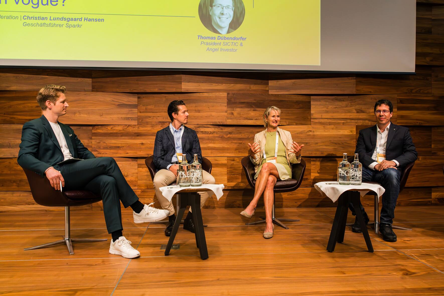 Moderator Christian Lundsgaard Hansen diskutierte Finanzierungsfragen mit Teddy Amberg, Kathrin Wolff Schmandt und Thomas Dübendorfer (v.l.n.r.).