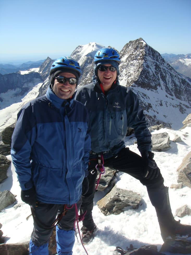 Nach dem Aufstieg über den Almagellergrat stehen Urs Arbter (rechts im Bild) und sein langjähriger Bergfreund auf dem Weissmies und geniessen den atemberaubenden Rundblick nach Italien und ins Wallis.