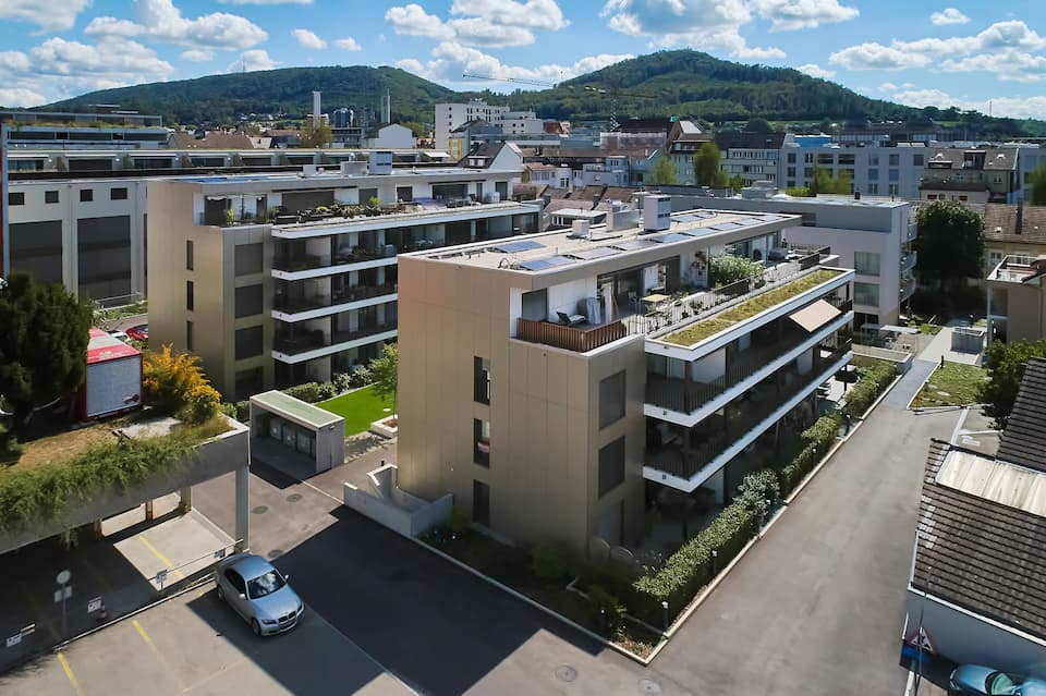 Die Häuser verfügen über Sonnenpanels und eine Wärmepumpe.